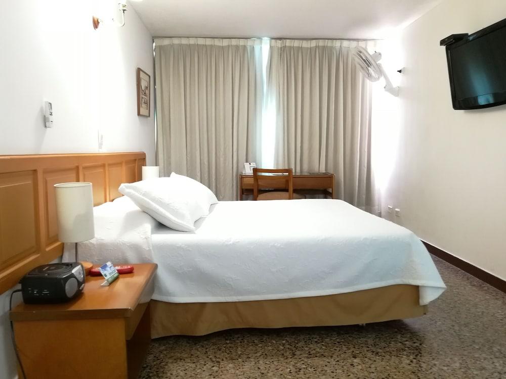 Hotel Villavicencio Plaza מראה חיצוני תמונה
