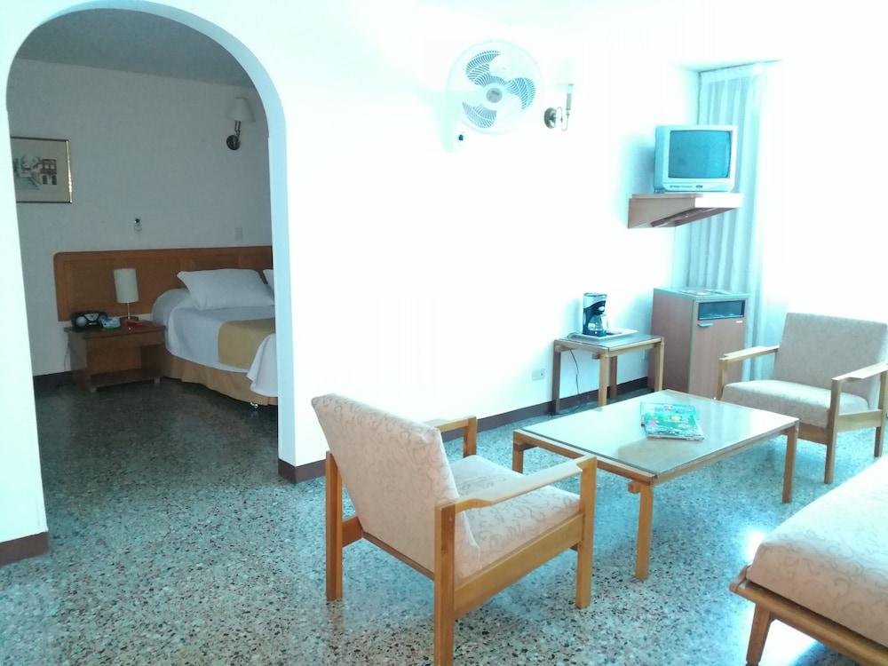 Hotel Villavicencio Plaza מראה חיצוני תמונה