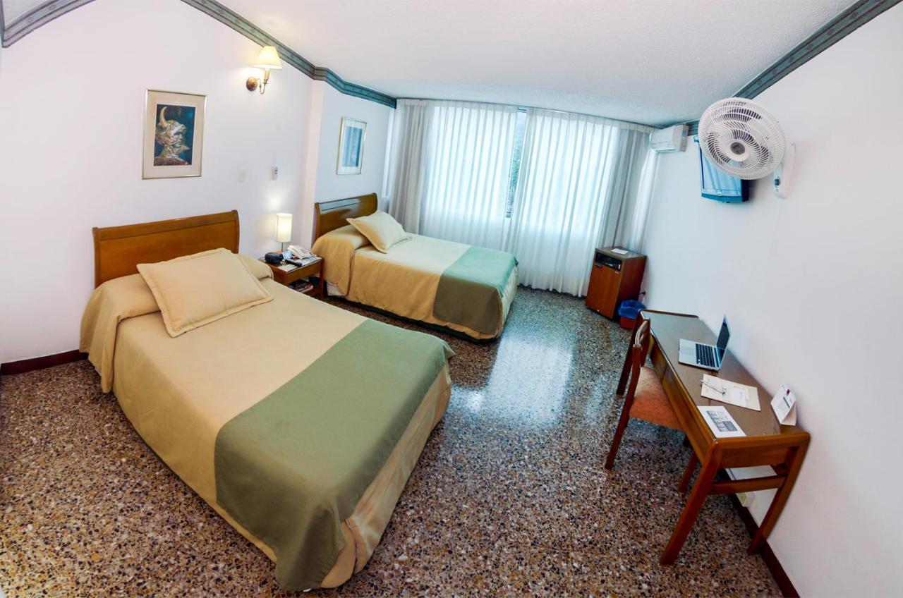 Hotel Villavicencio Plaza מראה חיצוני תמונה